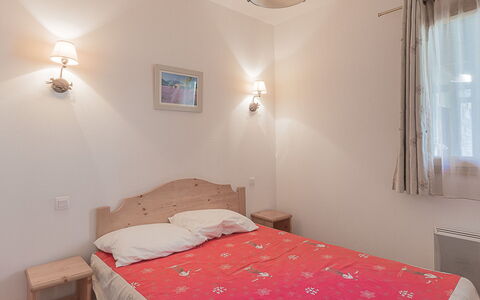 T. Bergerie: Cocina, Mostrador, Gabinetes, Diseño De Interiores, Aparato De Cocina, Piso, Mueble, Madera, Electrodoméstico, Techo