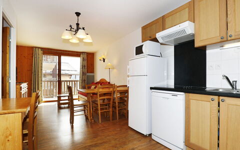 T. Bergerie: Cocina, Mostrador, Gabinetes, Diseño De Interiores, Aparato De Cocina, Piso, Mueble, Madera, Electrodoméstico, Techo