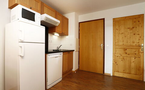 T. Bergerie: Cocina, Mostrador, Gabinetes, Diseño De Interiores, Aparato De Cocina, Piso, Mueble, Madera, Electrodoméstico, Techo