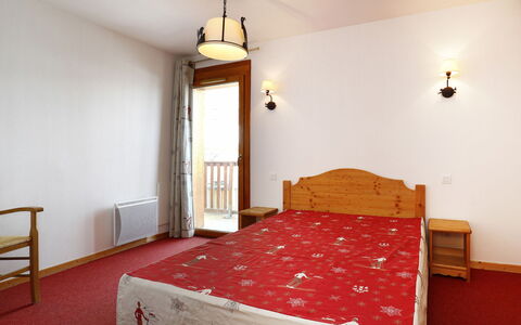 T. Bergerie: Cocina, Mostrador, Gabinetes, Diseño De Interiores, Aparato De Cocina, Piso, Mueble, Madera, Electrodoméstico, Techo