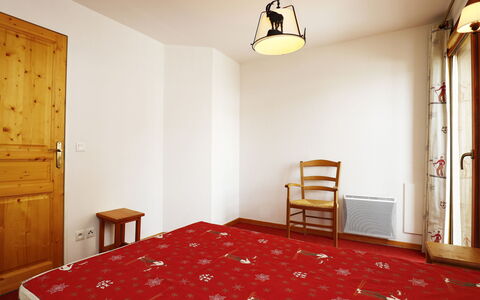 T. Bergerie: Cocina, Mostrador, Gabinetes, Diseño De Interiores, Aparato De Cocina, Piso, Mueble, Madera, Electrodoméstico, Techo