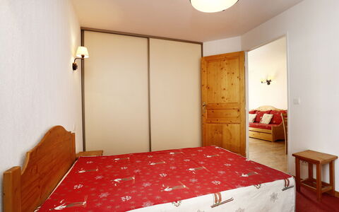 T. Bergerie: Cocina, Mostrador, Gabinetes, Diseño De Interiores, Aparato De Cocina, Piso, Mueble, Madera, Electrodoméstico, Techo