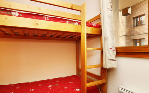 T. Bergerie: Cocina, Mostrador, Gabinetes, Diseño De Interiores, Aparato De Cocina, Piso, Mueble, Madera, Electrodoméstico, Techo