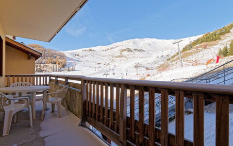 T.bergerie: Køkken, Countertop, Cabinetry, Indretning, Køkken Apparat, Gulvbelægning, Møbel, Træ, Større Bandage, Loft