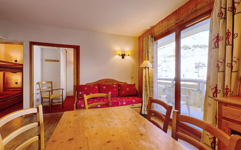 T.bergerie: Køkken, Countertop, Cabinetry, Indretning, Køkken Apparat, Gulvbelægning, Møbel, Træ, Større Bandage, Loft