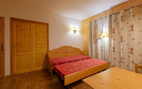 T.bergerie: Køkken, Countertop, Cabinetry, Indretning, Køkken Apparat, Gulvbelægning, Møbel, Træ, Større Bandage, Loft