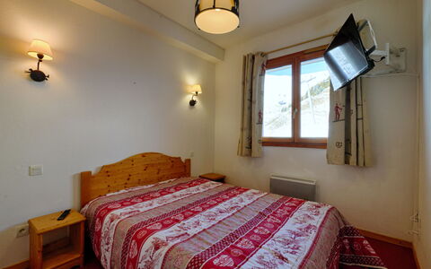 T.bergerie: Køkken, Countertop, Cabinetry, Indretning, Køkken Apparat, Gulvbelægning, Møbel, Træ, Større Bandage, Loft