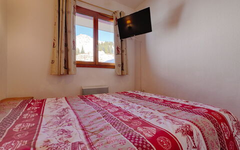 T.bergerie: Køkken, Countertop, Cabinetry, Indretning, Køkken Apparat, Gulvbelægning, Møbel, Træ, Større Bandage, Loft