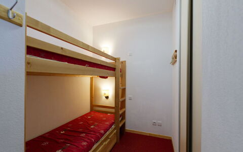 T.bergerie: Køkken, Countertop, Cabinetry, Indretning, Køkken Apparat, Gulvbelægning, Møbel, Træ, Større Bandage, Loft