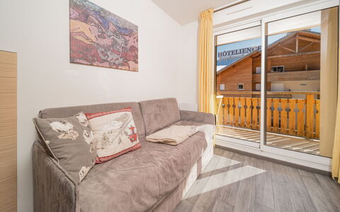 C. du Verdon: Cocina, Mostrador, Gabinetes, Diseño De Interiores, Aparato De Cocina, Piso, Mueble, Madera, Electrodoméstico, Techo