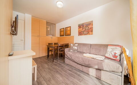 C. du Verdon: Cocina, Mostrador, Gabinetes, Diseño De Interiores, Aparato De Cocina, Piso, Mueble, Madera, Electrodoméstico, Techo