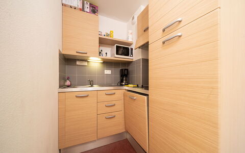 C. du Verdon: Cocina, Mostrador, Gabinetes, Diseño De Interiores, Aparato De Cocina, Piso, Mueble, Madera, Electrodoméstico, Techo