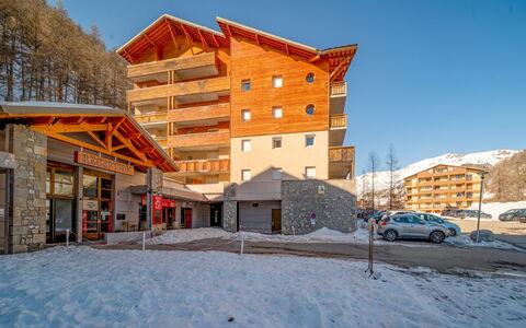 C. du Verdon: Cocina, Mostrador, Gabinetes, Diseño De Interiores, Aparato De Cocina, Piso, Mueble, Madera, Electrodoméstico, Techo