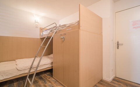 C. du Verdon: Cocina, Mostrador, Gabinetes, Diseño De Interiores, Aparato De Cocina, Piso, Mueble, Madera, Electrodoméstico, Techo