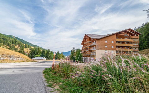 C. du Verdon: Cocina, Mostrador, Gabinetes, Diseño De Interiores, Aparato De Cocina, Piso, Mueble, Madera, Electrodoméstico, Techo