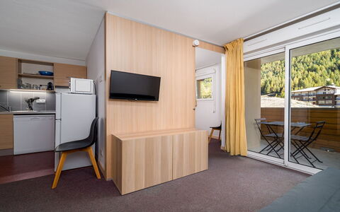 C. du Verdon: Cocina, Mostrador, Gabinetes, Diseño De Interiores, Aparato De Cocina, Piso, Mueble, Madera, Electrodoméstico, Techo