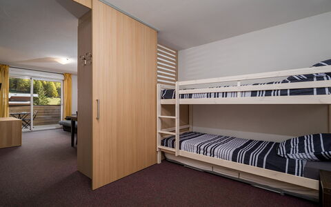 C. du Verdon: Cocina, Mostrador, Gabinetes, Diseño De Interiores, Aparato De Cocina, Piso, Mueble, Madera, Electrodoméstico, Techo