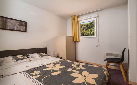 C. du Verdon: Cocina, Mostrador, Gabinetes, Diseño De Interiores, Aparato De Cocina, Piso, Mueble, Madera, Electrodoméstico, Techo