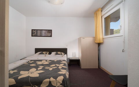 C. du Verdon: Cocina, Mostrador, Gabinetes, Diseño De Interiores, Aparato De Cocina, Piso, Mueble, Madera, Electrodoméstico, Techo