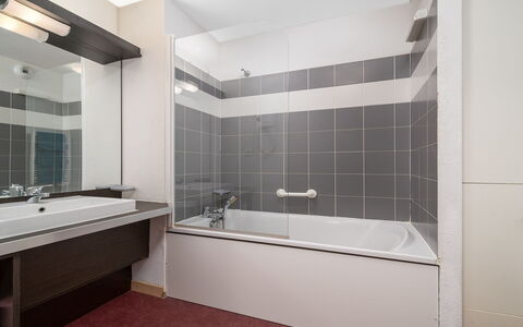 C. du Verdon: Cocina, Mostrador, Gabinetes, Diseño De Interiores, Aparato De Cocina, Piso, Mueble, Madera, Electrodoméstico, Techo