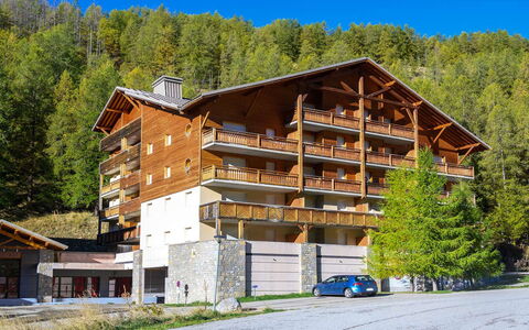 C. du Verdon: Cocina, Mostrador, Gabinetes, Diseño De Interiores, Aparato De Cocina, Piso, Mueble, Madera, Electrodoméstico, Techo