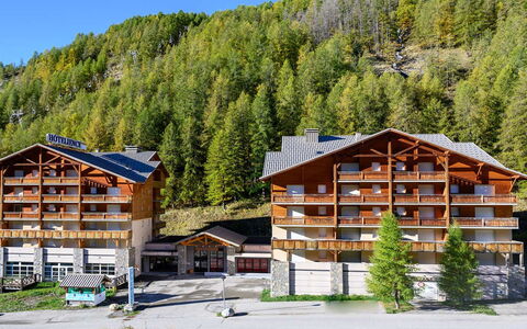 C. du Verdon: Cocina, Mostrador, Gabinetes, Diseño De Interiores, Aparato De Cocina, Piso, Mueble, Madera, Electrodoméstico, Techo