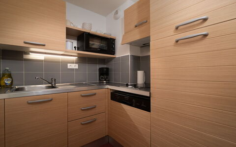 C. du Verdon: Cocina, Mostrador, Gabinetes, Diseño De Interiores, Aparato De Cocina, Piso, Mueble, Madera, Electrodoméstico, Techo