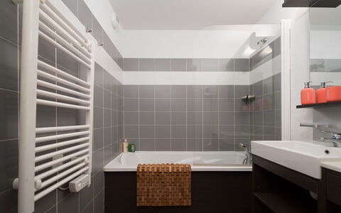 C. du Verdon: Cocina, Mostrador, Gabinetes, Diseño De Interiores, Aparato De Cocina, Piso, Mueble, Madera, Electrodoméstico, Techo