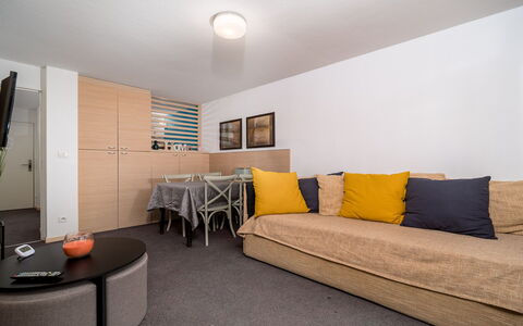 C. du Verdon: Cocina, Mostrador, Gabinetes, Diseño De Interiores, Aparato De Cocina, Piso, Mueble, Madera, Electrodoméstico, Techo