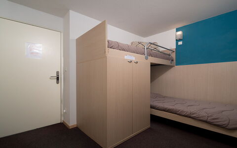 C. du Verdon: Cocina, Mostrador, Gabinetes, Diseño De Interiores, Aparato De Cocina, Piso, Mueble, Madera, Electrodoméstico, Techo