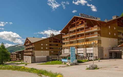 La Foux D'Allos 621: Cocina, Mostrador, Gabinetes, Diseño De Interiores, Aparato De Cocina, Piso, Mueble, Madera, Electrodoméstico, Techo