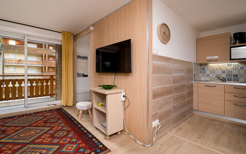 La Foux D'Allos 621: Cocina, Mostrador, Gabinetes, Diseño De Interiores, Aparato De Cocina, Piso, Mueble, Madera, Electrodoméstico, Techo