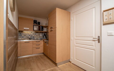 La Foux D'Allos 621: Cocina, Mostrador, Gabinetes, Diseño De Interiores, Aparato De Cocina, Piso, Mueble, Madera, Electrodoméstico, Techo