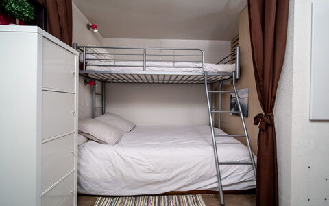 C. du Verdon: Cocina, Mostrador, Gabinetes, Diseño De Interiores, Aparato De Cocina, Piso, Mueble, Madera, Electrodoméstico, Techo