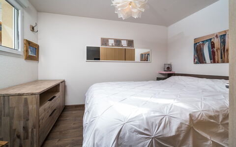 C. du Verdon: Cocina, Mostrador, Gabinetes, Diseño De Interiores, Aparato De Cocina, Piso, Mueble, Madera, Electrodoméstico, Techo