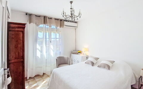 La Coustelline: Meubilair, Bed, Slaapkamer, Interieur Ontwerp, Bedding, Verdieping, Laken, Linens, Flooring, Textiel