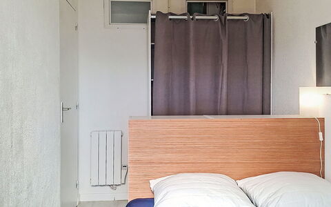 La Croisette: Væg, Soveværelse, Seng, Indretning, Møbel, Træ, Sengetøj, Etage, Sengetøj, Textile