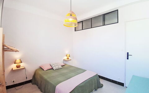 Résidence le Mistral: Letto, Mobilia, Interior Design, Camera Da Letto, Pavimento, Parete, Pavimentazione, Bedding, Camera, Lenzuolo