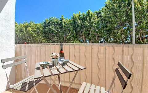 Résidence le Mistral: Mobili Da Esterno, Tavolo Esterno, Balcone, Latifoglie, Color Legno, Shade, Sedia, Recinzione, Terrazza, Backyard