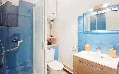 Résidence le Mistral: Pavimentazione, Idraulico Fixture, Pavimento, Bagno, Interior Design, Gabinetto, Lavello, Lavandino Del Bagno, Idraulico, Camera