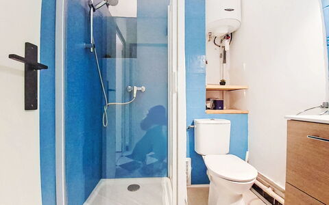 Résidence le Mistral: Parete, Pavimentazione, Pavimento, Interior Design, Idraulico Fixture, Gabinetto, Camera, Toilet Seat, Bagno, Idraulico