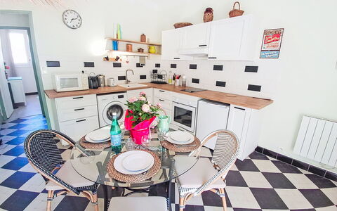 Résidence le Mistral: Mobilia, Pavimentazione, Interior Design, Pavimento, Camera, Cucina, Illuminazione, Sedia, Apparecchio Major, Tavolo