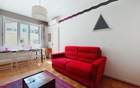 Daphné: Mueble, Piso, Diseño De Interiores, Madera, Cocina Y Comedor Mesa, Suelo, Silla, Mesa, Comedor, Techo