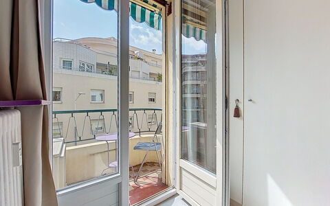 Daphné: Mueble, Piso, Diseño De Interiores, Madera, Cocina Y Comedor Mesa, Suelo, Silla, Mesa, Comedor, Techo