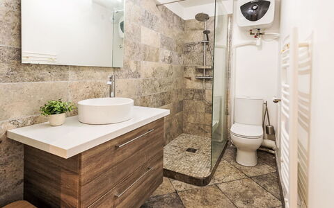 Tamarissime: Toilleten Sitz, Badezimmer, Toilette, Flooring, Armatur, Bad Sink, Fussboden, Interior Design, Sinken, Badezimmerschrank