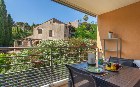 Cavalaire 456: Mobilia, Mobili Da Esterno, Balcone, Appartamento, Sedia, Shade, Tavolo Esterno, Portico, Eco Hotel, Terrazza
