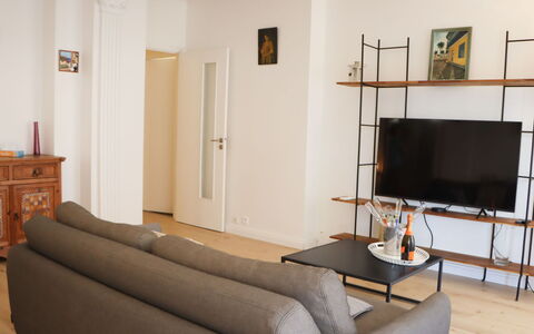 Le Lerins: Möbel, Interior Design, Flooring, Fussboden, Wand, Holz, Zimmer, Wohnzimmer, Couch, Holzboden