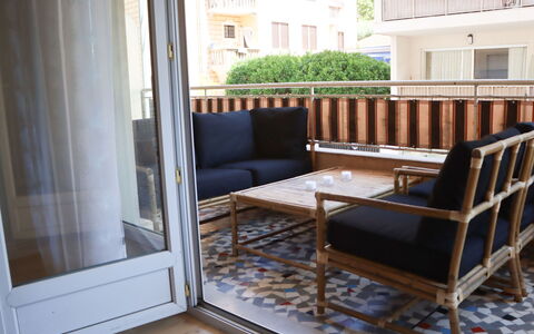 Le Lerins: Möbel, Holz, Fussboden, Flooring, Interior Design, Hartholz, Holzbeize, Gartenmöbel, Balkon, Wohnung