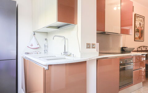 Le Sirius: Küche, Countertop, Küchengerät, Cabinetry, Holz, Major Appliance, Interior Design, Flooring, Möbel, Decke