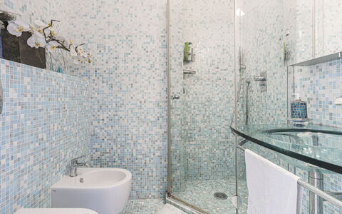 Le Sirius: Blau, Badezimmer, Armatur, Flooring, Interior Design, Fussboden, Installation, Fliese, Verbundwerkstoff